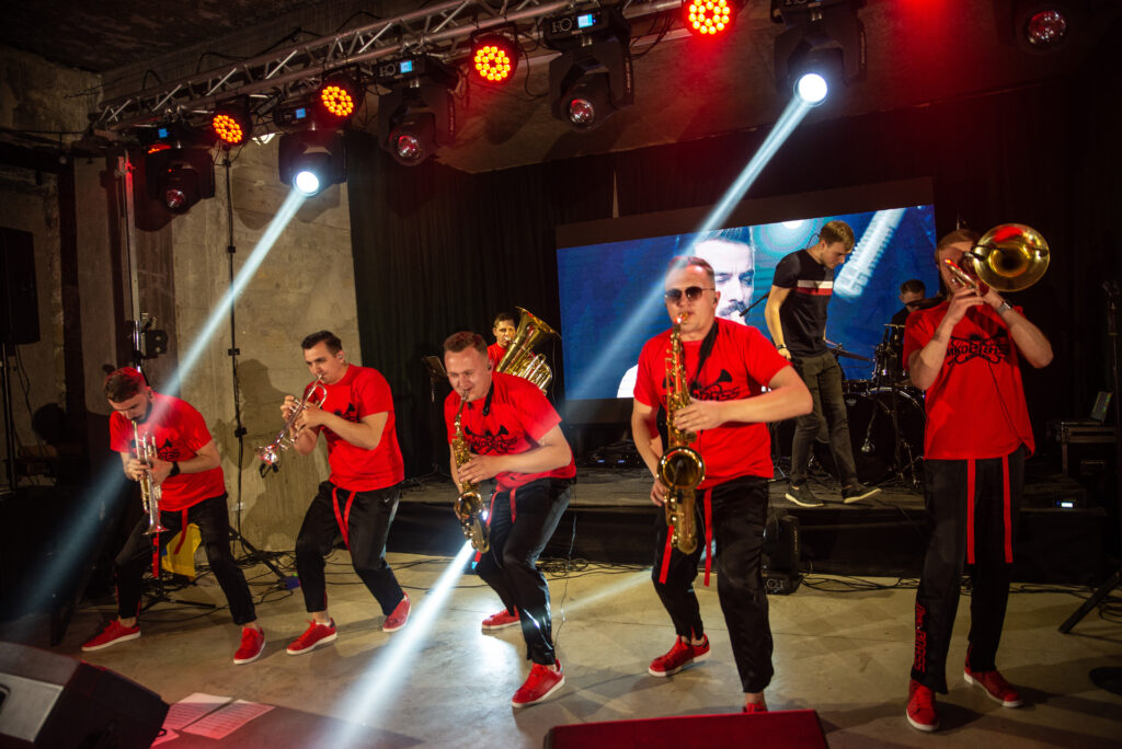 Львівський гурт Дикоbrass влаштував благодійний концерт в бомбосховищі