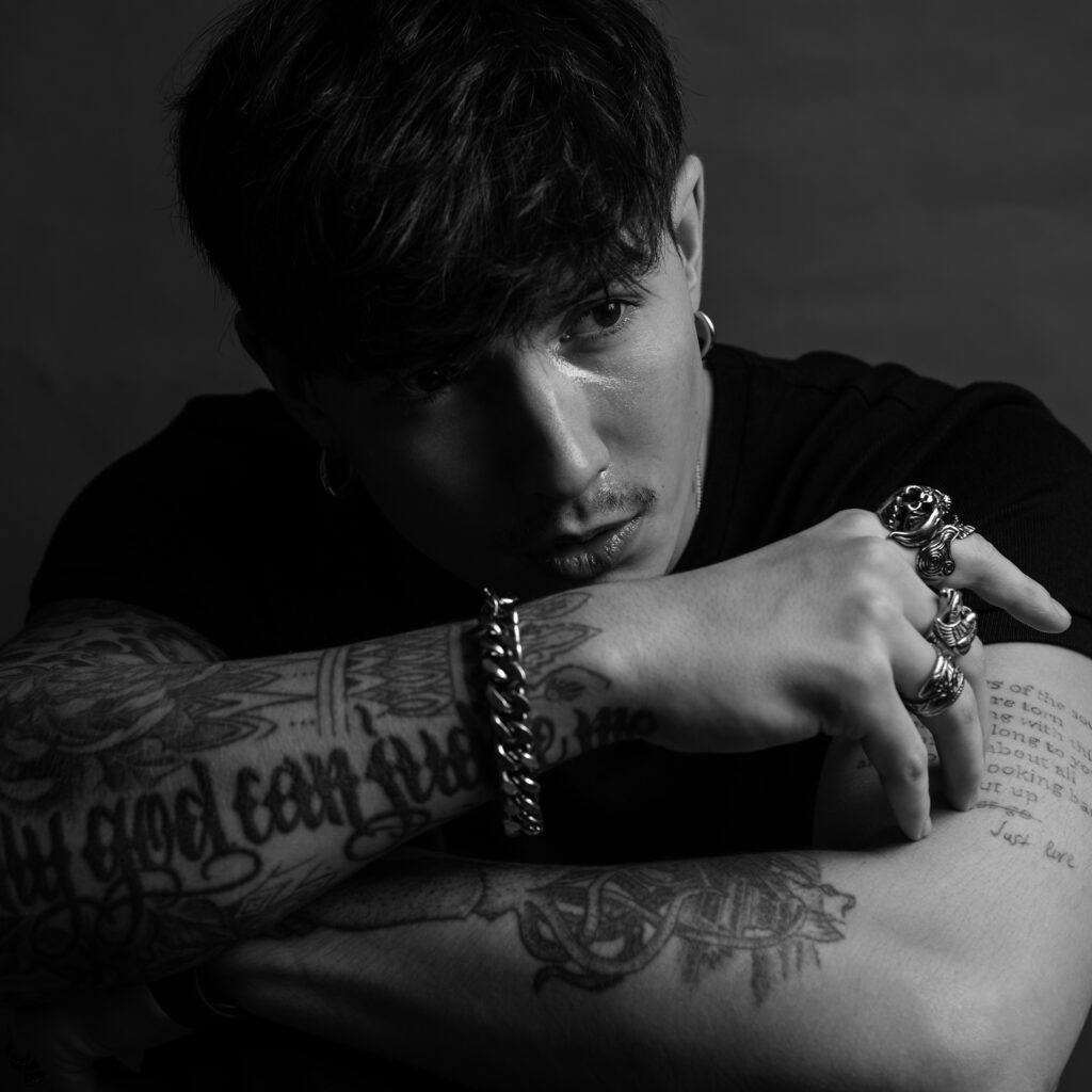 Співак Ostrovskiy презентує трек "Моя", написаний в бомбосховищі