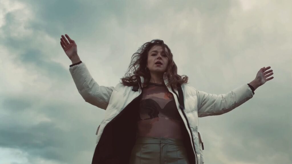 Співачка та скрипалька Eliza Lir презентує новий сингл “Будь мені”