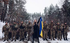 Незламна Люся Кава презентує нову пісню «НАРОДНА» до дня Збройних Сил України