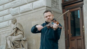 Співак Олег Фідельський презентував пісню про почуття, яке не лякає відстань