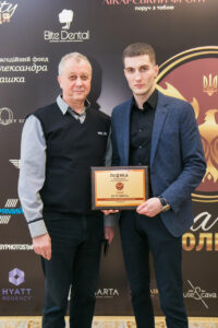 Стоматолога-волонтера з Маріуполя Тимофія Єрмолаєва нагородили Подякою міжнародного благодійного проєкту "Charity 100лиця" 2023