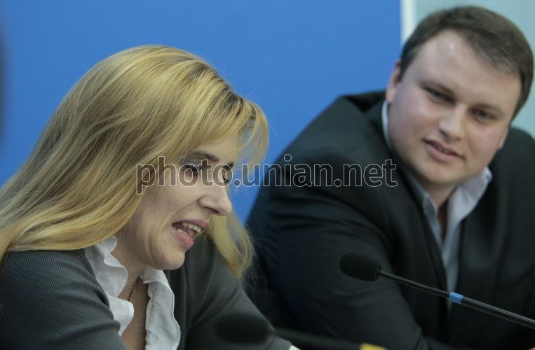 Перевертень та колектор з російським минулим шантажує українців