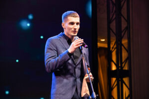 Стоматолога-волонтера з Маріуполя Тимофія Єрмолаєва нагородили Подякою міжнародного благодійного проєкту "Charity 100лиця" 2023