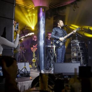 Улюблену гітару від бабусі Міша Крупін віддав за 140 тисяч гривень, аби купити пікап для ЗСУ 