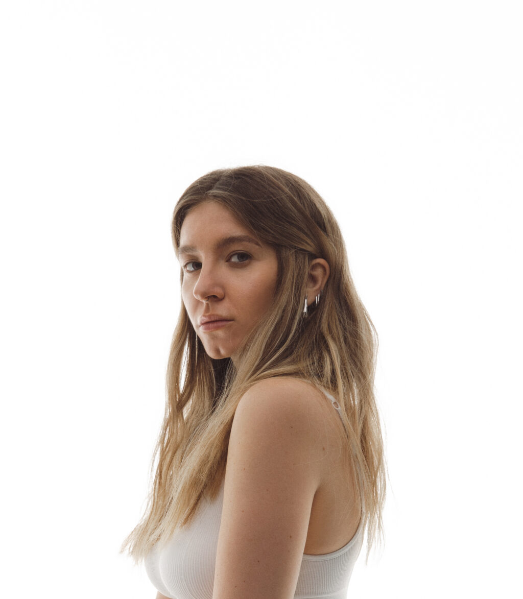 Музична культура 80-х у новому синглі «Краще без мене» від співачки Biehu