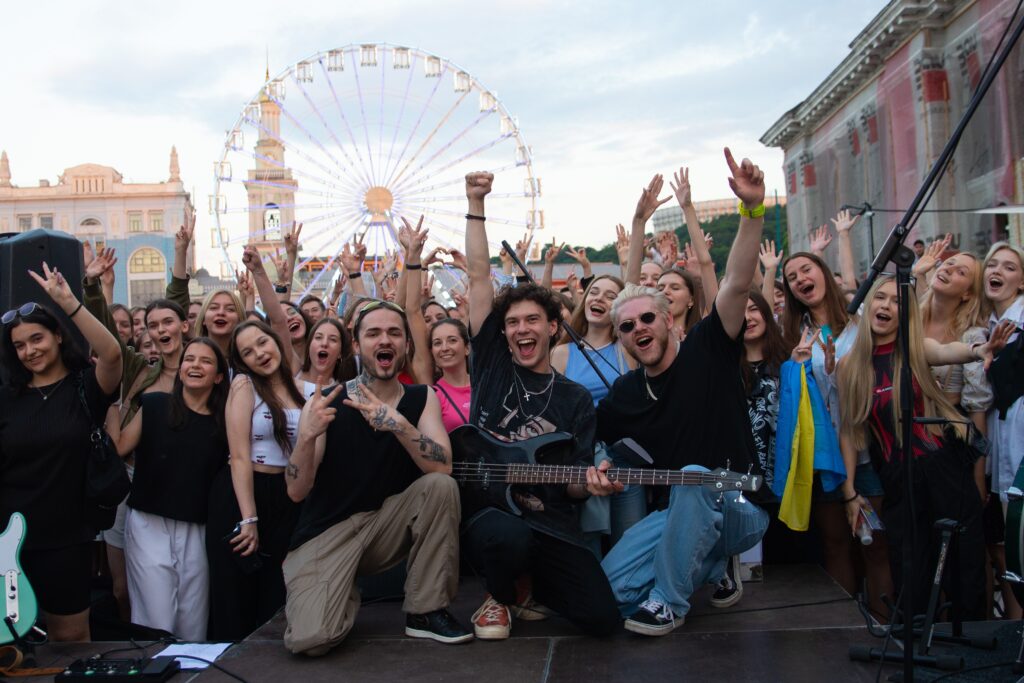 Співак із Маріуполя ENLEO дав символічний благодійний концерт в самому серці Києва