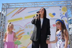 YATSUTA заспівала гімн України і “Ой у лузі червона калина” на відкритті футбольного матчу української збірної у Словаччині