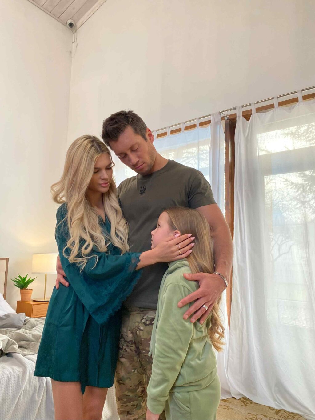 Історія кожної української родини в дебютному кліпі співачки Holly Lotner