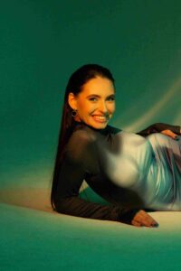 Запальна пісня із струнами душі: Anna Wings та “Забери мене з собою”