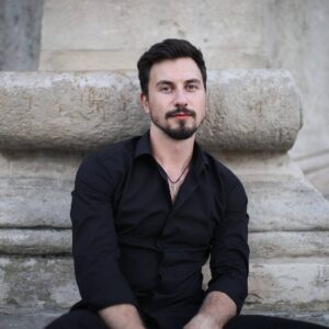 Гімн України перед футбольним матчем виконав співак, якому куля пробила легеню