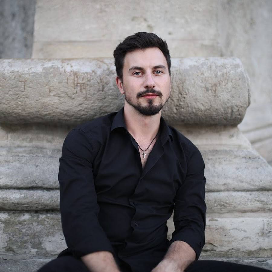 Гімн України перед футбольним матчем виконав співак, якому куля пробила легеню