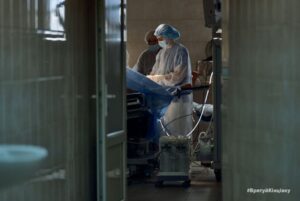 “Нога лежала біля мене, привʼязав її турнікетом, щоб повзти під обстрілами”: історії боротьби важких “трьохсотих”