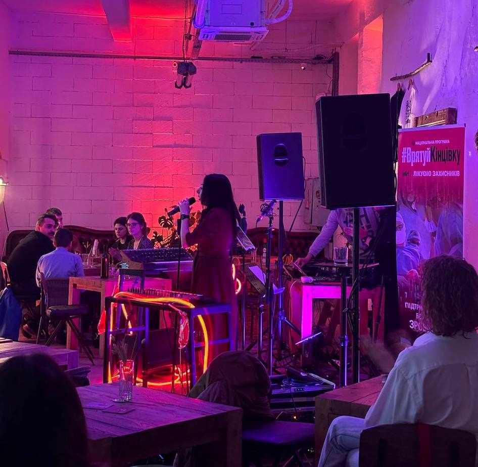 “Це уклін захисникам”: Українські музиканти збирали кошти на операції пораненим з нацпрограми “Врятуй кінцівку”