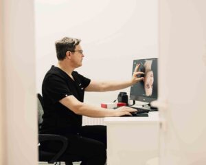 Відомий пластичний хірург Дмитро Слоссер став експертом телепрограми про хірургію