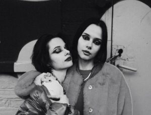 Українки з дуету Bloom Twins презентували улюблену пісню Ленні Кравіца