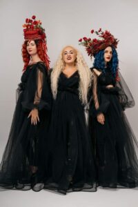 Сімейні традиці та прості радощі життя: гурт KOZAK SISTERS презентує нову пісню “Пироги з ожиною”