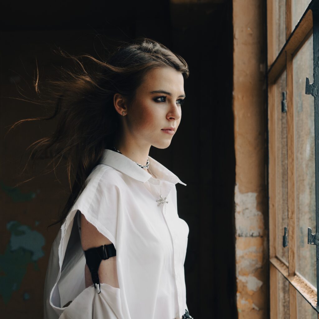 Рок-співачка ESELISHA випустила дебютний реліз, присвячений нещасливому коханню