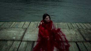 Світ внутрішніх суперечностей та пошуків у новому відео “Мої думки” від Anastasiia Lark