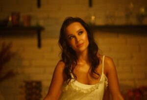 Українська співачка YAROMIYA розкриває секрет кохання, яке залишає слід на серці у новій пісні ”Солона карамель”