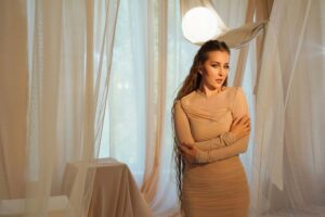 Novyi trek «Ptashechka»: Yuliya Lutsenko rozpovila pro vyklyky zhinok, zmushenykh zalyshyty Ukrainu