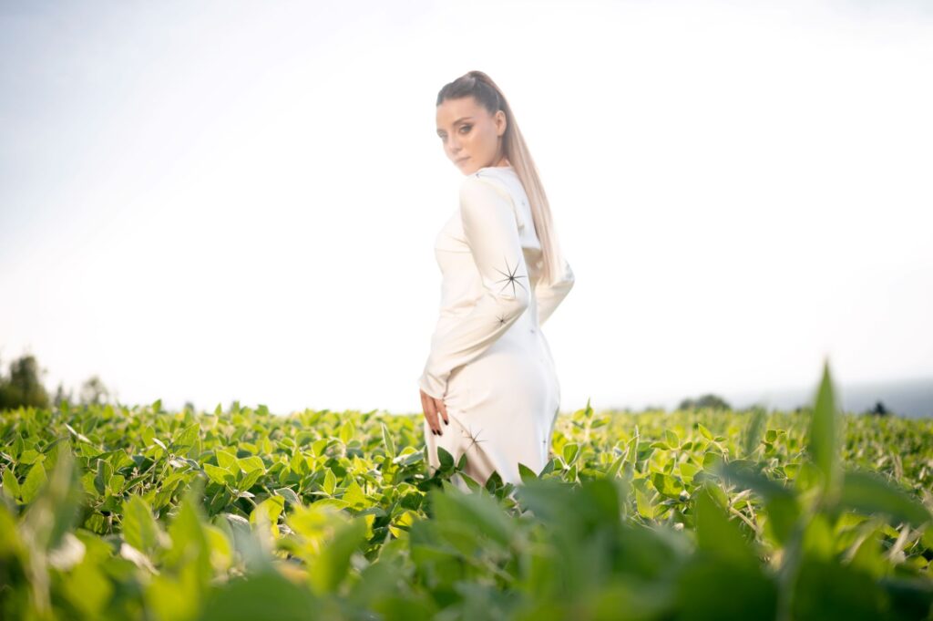 Франківчанка Соня Ориняк презентує нову танцювальну пісню «Знову одна» з етномотивами