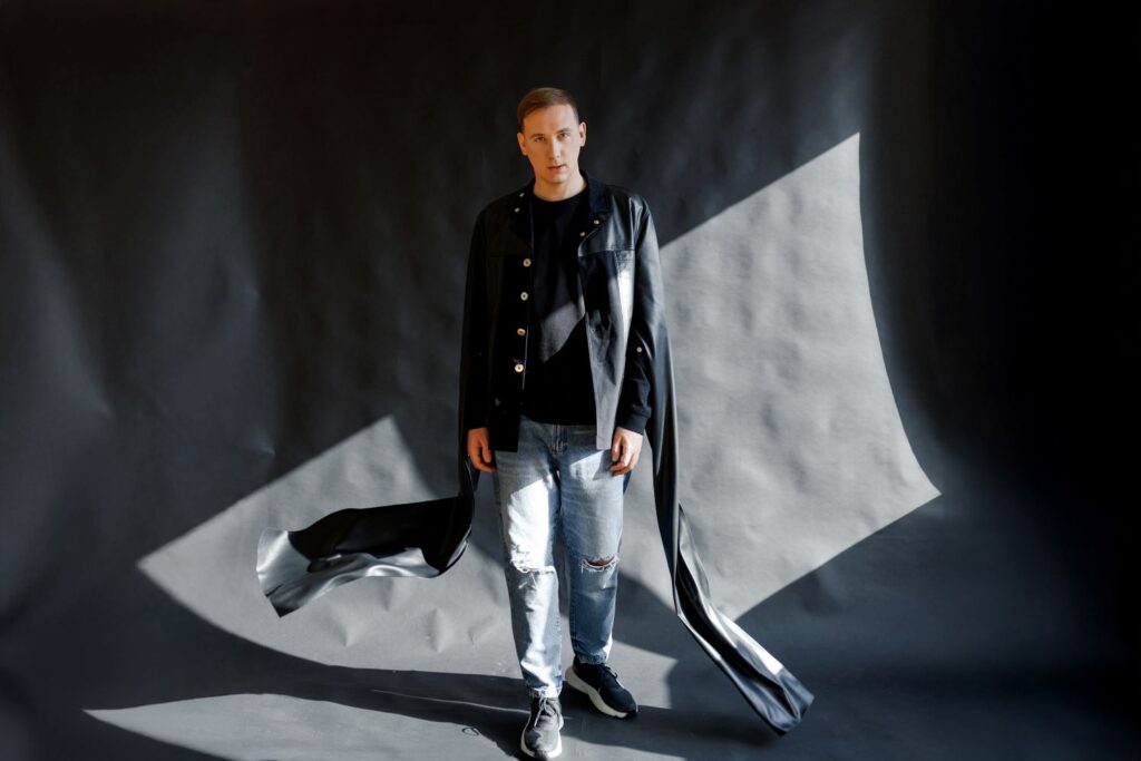 Співак ONƎ MORE представив новий трек «На Радіо»