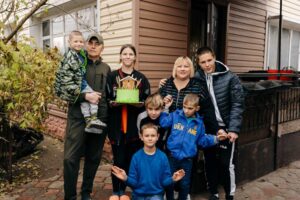 Юля Бєляєва разом зі своїми учнями придбали будинок за 2 мільйони 100 тис. гривень для родини, що втратила житло внаслідок війни