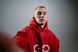 «Помилки» – глибока і особиста пісня BURLA про тих, кого вже не повернути