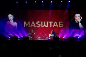 Вперше в Україні відбулася масштабна конференція формату Q&A, де Катерина Осадча, Володимир Завадюк, Аліна Пульвас та Аліна Шаманська говорили про блогінг, особистий бренд та монетизацію. Організувала подію Аліна Пульвас, експерт в інфобізнесі та продажах через особистий бренд. За її словами, сьогодні імʼя - ключовий актив розвитку! Ті, хто будують свою медійність, отримують не лише впізнаваність, а й масштабні можливості. Власне це і був головний меседж події, який яскраво відобразився під час виступу головного продюсера 1+1 Володимира Завадюка. Його наскільки вразила особиста історія учасниці з залу, що він запропонував їй участь у своєму новому проєкті. Катерина Осадча поділилася своїм баченням того, як індивідуальність, зокрема й її яскраві образи з капелюшками, допомогли вибудувати сильний особистий бренд, який 20 років непохитно на ринку. І натякнула, що можливо ми все ж таки знову побачимо її в кадрі «Світського життя». Захід об’єднав сотні експертів, підприємців, блогерів, які готові рости та розвиватися.