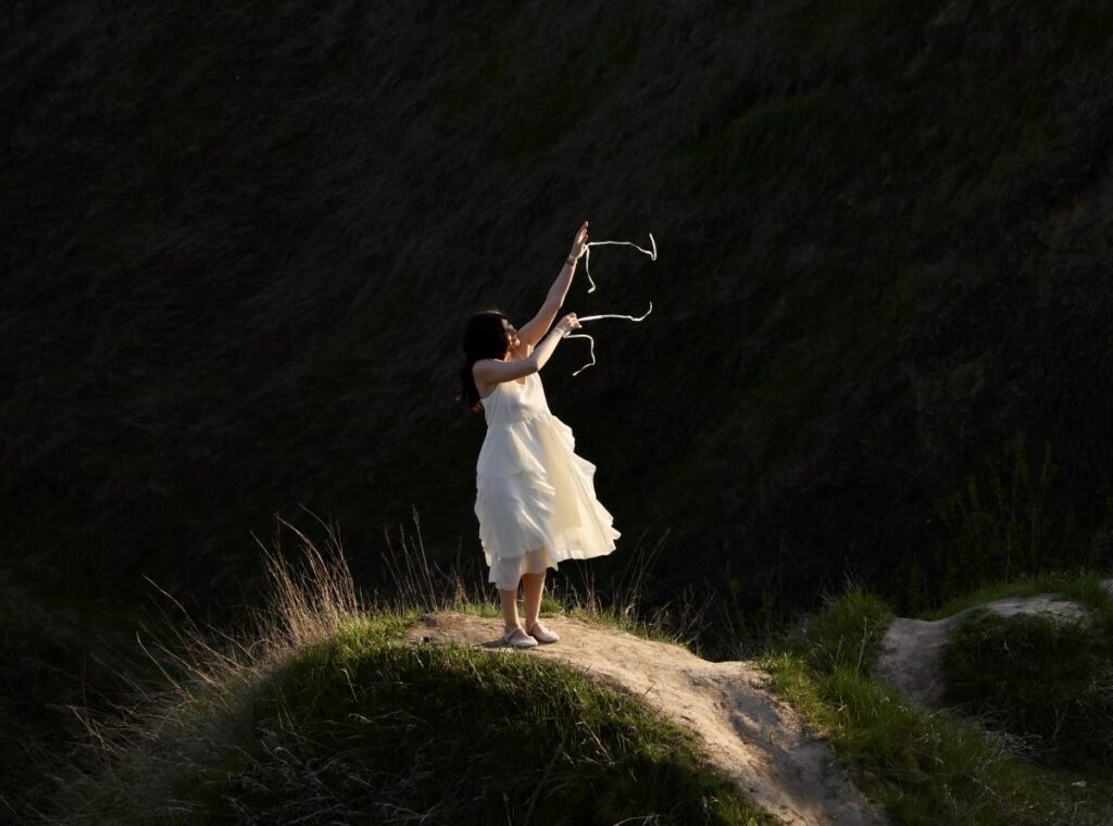 Коли дім - це не місце, а стан душі: співачка Chandra відкриває серце у новій пісні «Вдома»