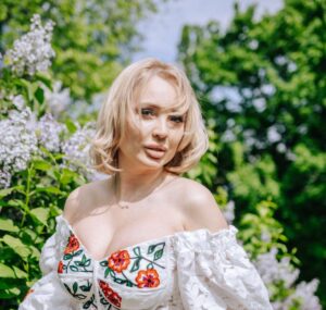 Голос матерів і молитва до Бога: AVERINA випустила нову пісню «Небо»