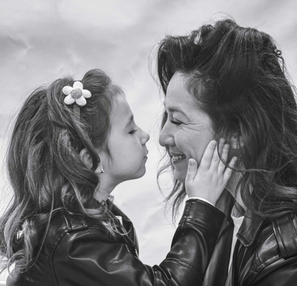 Зворушлива прем’єра до Дня матері: Наталка Карпа і діти з KARPARATION запрошують у “Мамин Світ”