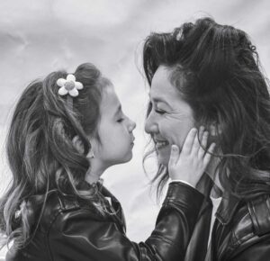 Зворушлива прем’єра до Дня матері: Наталка Карпа і діти з KARPARATION запрошують у “Мамин Світ”