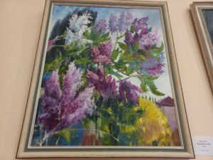 У Києві відкрили арт-виставку “Бузок і Тюльпани”, де квіткові композиції відгукуються теплом сердець