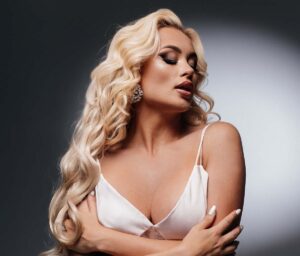 Мода як броня: співачка Angela перетворює біль на силу