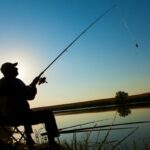 3,5 години боротьби: у Києві чоловік виловив з Дніпра величезну рибу