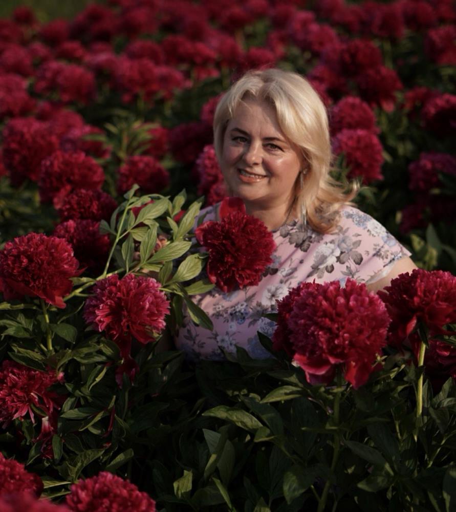 Квітучий гімн радості: Галина Лукашонок представила нову пісню «Півонії»