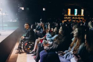 Повний зал, жива графіка, збір для DARKNODE: «Фіолет» провів унікальний мультимедійний концерт