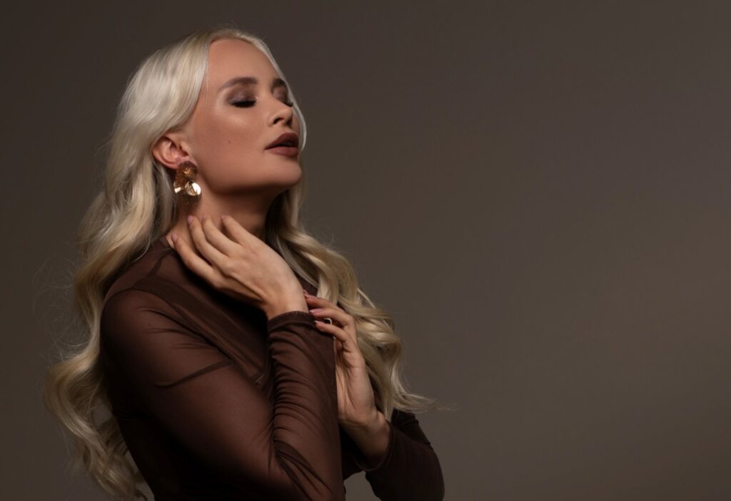 “Обіцянки-цяцянки летять разом із листям”: Angela повертає жінкам голос і впевненість