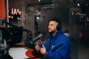 Український артист MoNaKiss уперше з’явився в ефірі радіо і телебачення