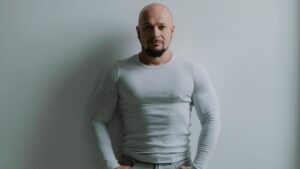 Любов, свобода і біль: Hardly Ever випустив пісню про вибір – не втратити себе