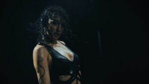 Українська співачка Sofira випускає новий трек “Stop, Start” — про кохання, яке починається з руху