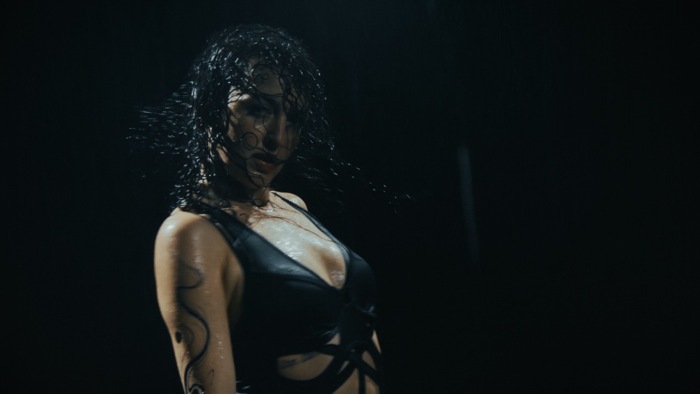 Українська співачка Sofira випускає новий трек “Stop, Start” — про кохання, яке починається з руху