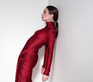 Прем’єра від української співачки Marins — гарячий сингл “Твоя”, що звучить як ніч без правил