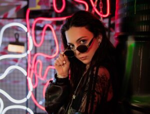 NICOLE у новому релізі «Хто я?» досліджує межі себе та особистої свободи