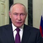 Хором вигукували вітання: Путіна в Пекіні зустрічала група людей з прапорами РФ та Китаю