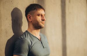 Співак SLŸCH випустив новий сингл «Мета» про силу підніматися після падінь