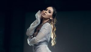 «Піднімай red flag»: TAÝNA випустила трек про сучасні стосунки