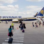 Відомий лоукостер встряг у скандал через плату за місця поруч із дітьми